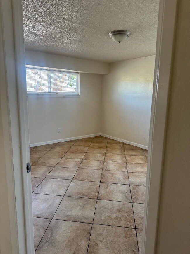 Building Photo - NE 4 bedroom home by Bakersfield College