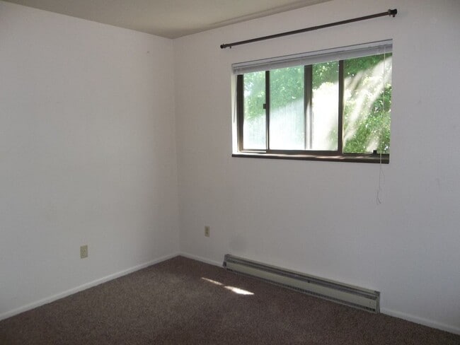 Building Photo - Spacious Tri-Level Home with Yard & Garage