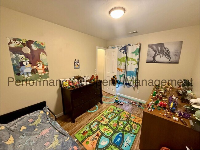 Building Photo - Charming 3 Bed/2 Bath San Lauren Home