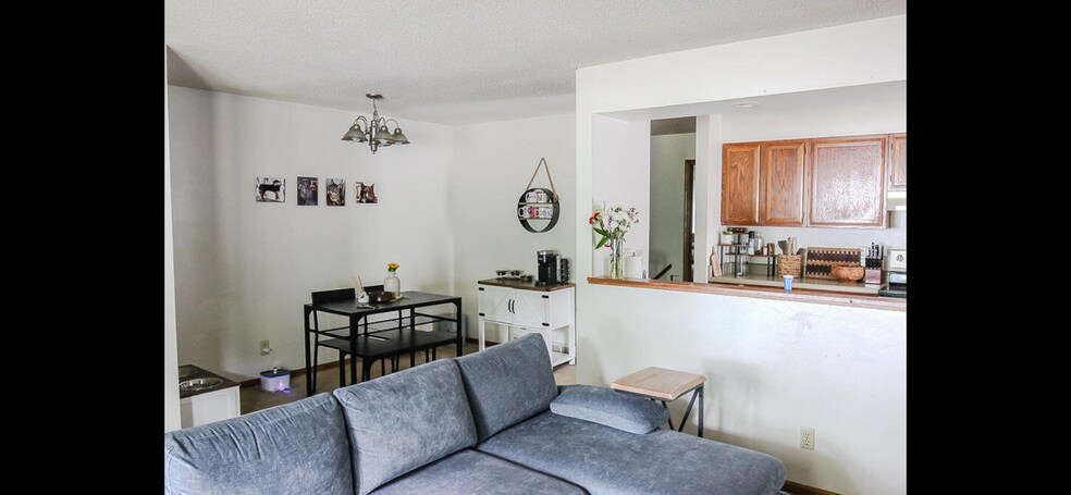 Livingroom - 3422 West St