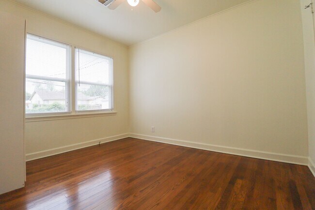 Building Photo - Beautiful Brookside duplex unit - NO PETS