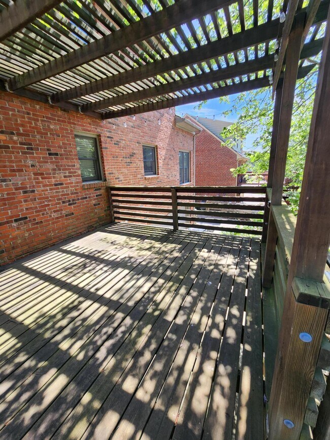 Building Photo - 841 Edgewood Dr