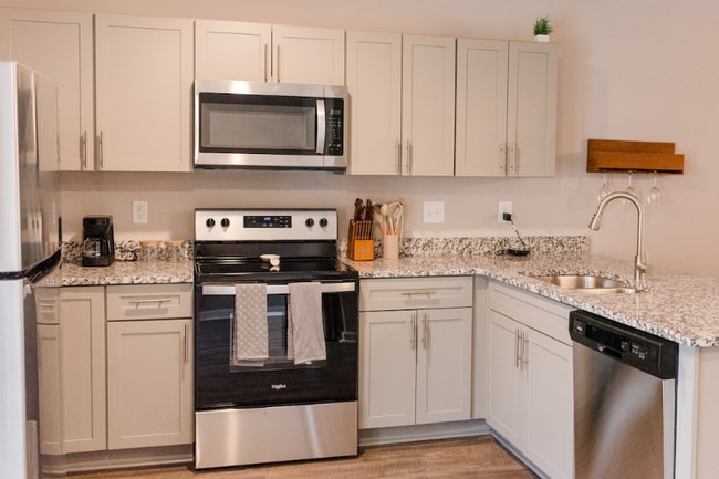 Building Photo - 240 Woodland Vly Ln