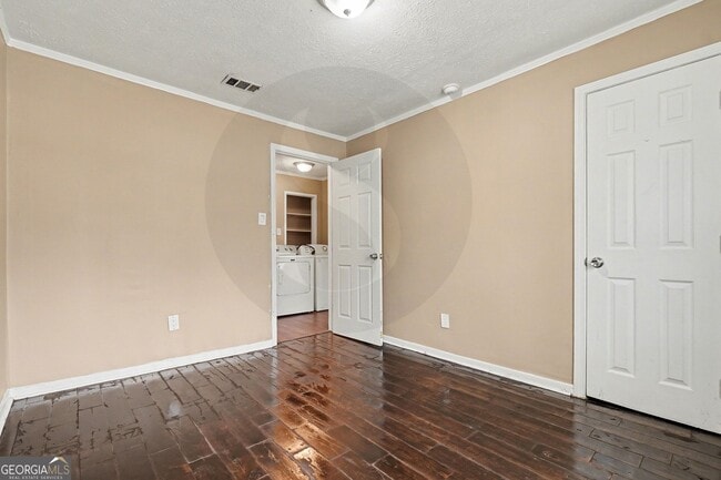 Building Photo - 1716 Lisbon Dr SW