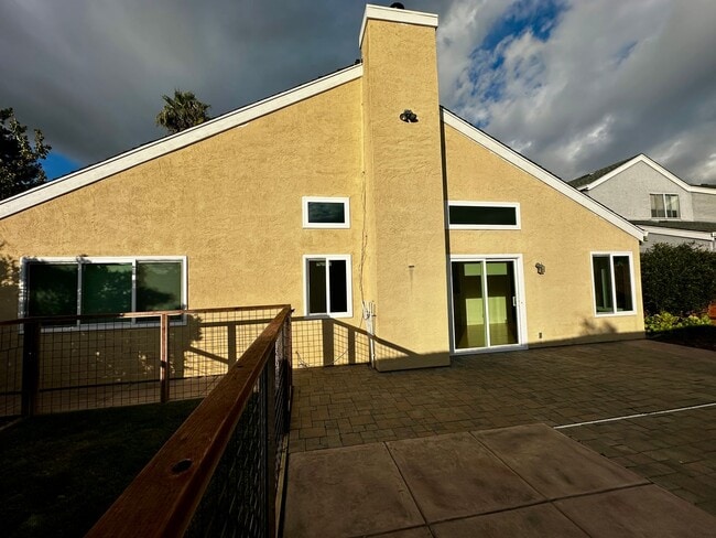 Building Photo - Single Story Court location