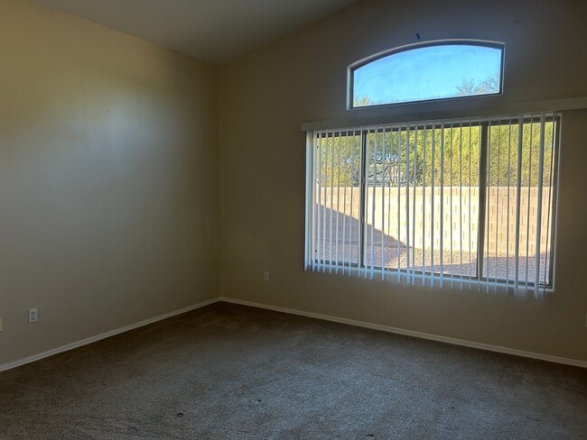 Building Photo - Spacious 4-bedroom, 2-bathroom single stor...