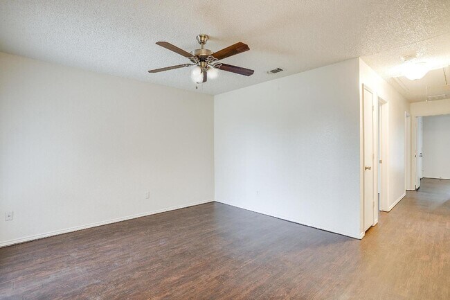 Building Photo - Charming 3 Bedroom Home with 2 Full Baths