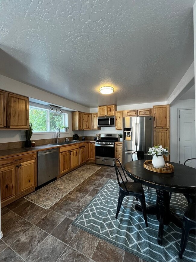 Building Photo - 3 bedroom, 2 bath house located in Wallace...