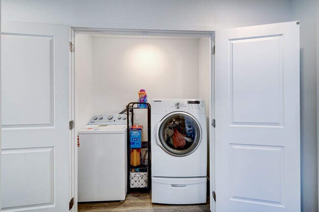 Building Photo - 3 BEDROOM Long Valley Townhome with all the Amenities