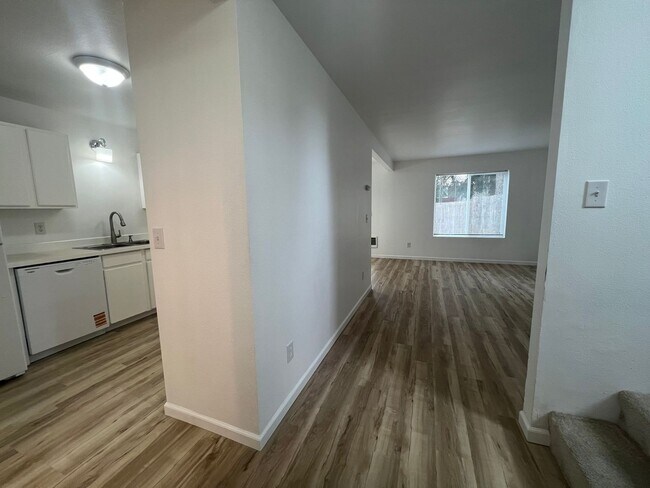 Building Photo - Rent Reduction; MOVE IN SPECIAL; Remodeled...