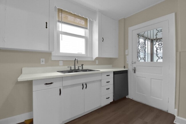 Building Photo - Stylishly Renovated 4 Bed, 2 Bath Single-F...