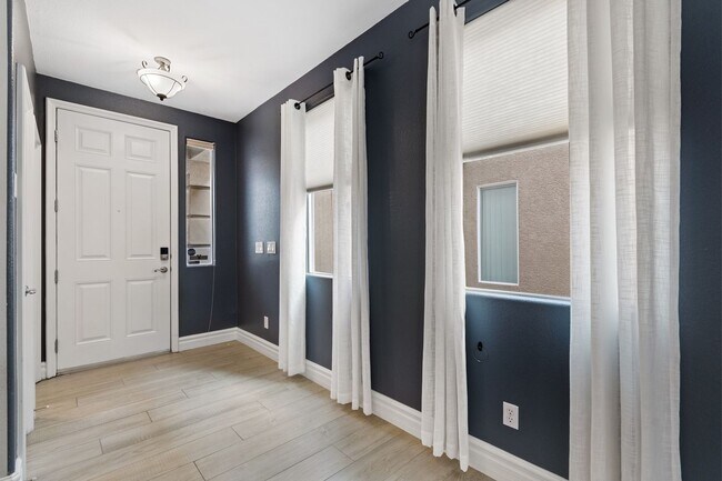 Building Photo - Southwest 3 bedrooms 2.5 bathrooms