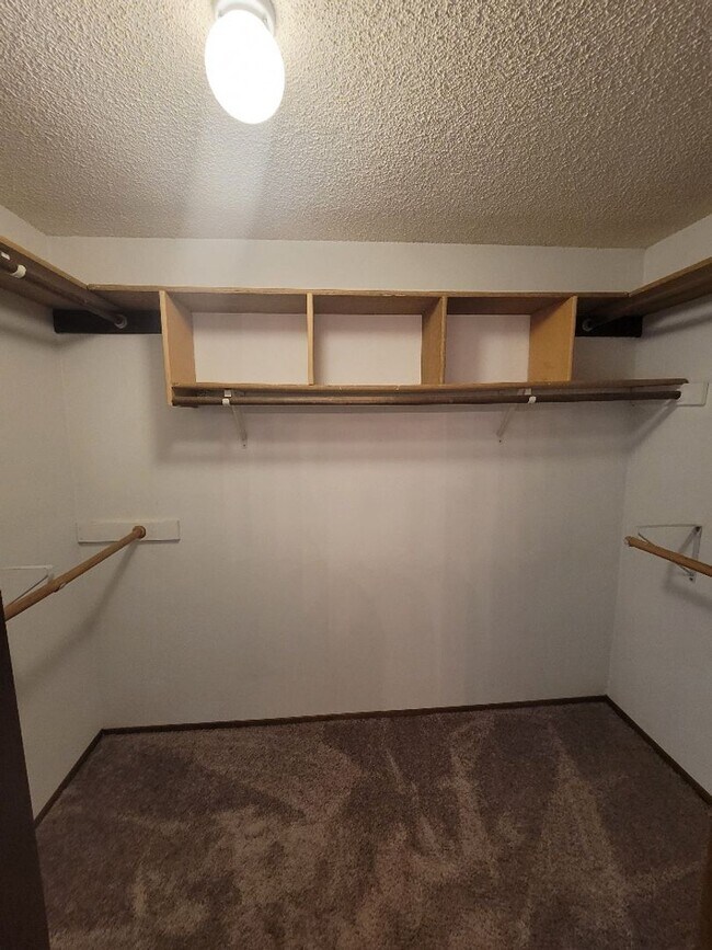 Building Photo - Kent 4 bedroom plus Den and 3 bathrooms & ...