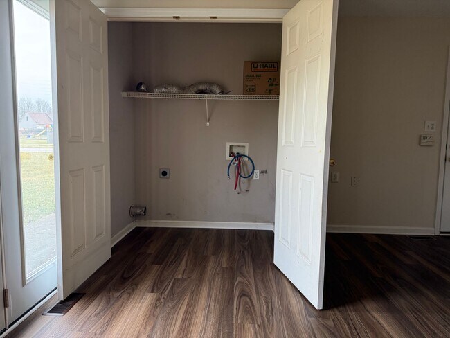 Building Photo - 3 bedroom 2 full bath house