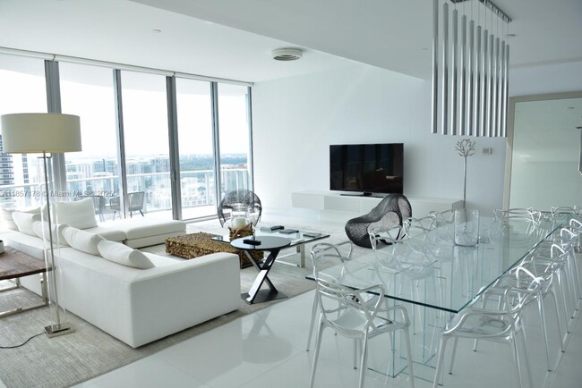 Building Photo - 17475 Collins Ave