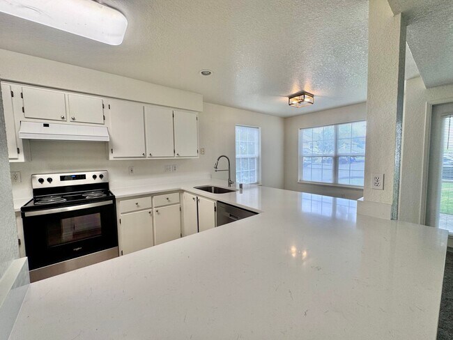 Building Photo - MOVE IN SPECIAL!  Beautifully Remodeled, Easy Living Townhome. Location, Location!