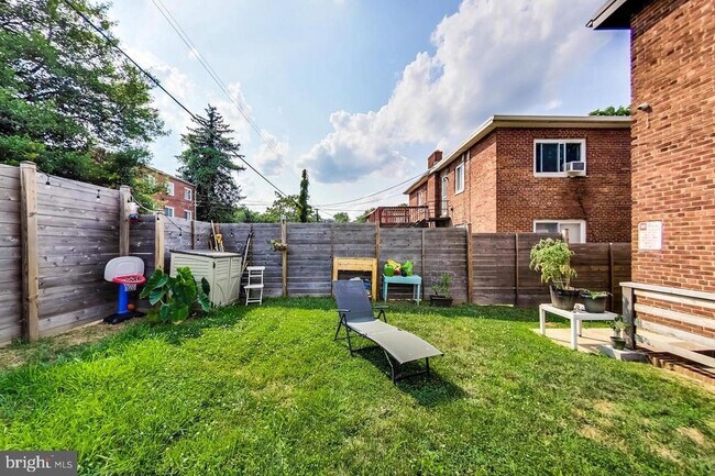 Building Photo - 213 Hawaii Ave NE