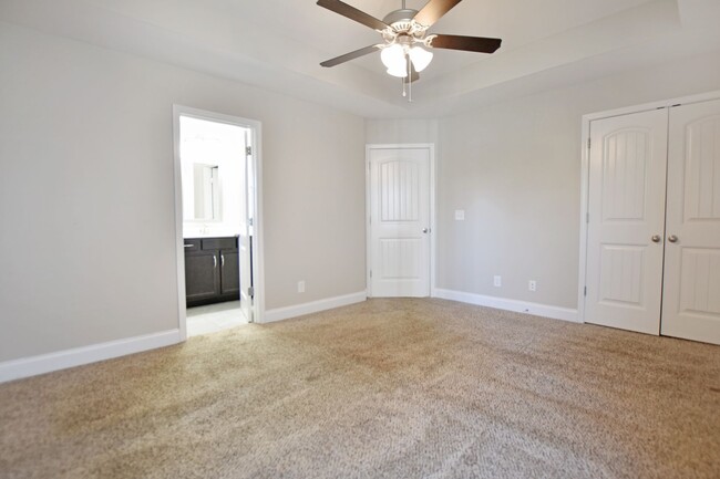 Building Photo - Pet Friendly Three Bedroom!