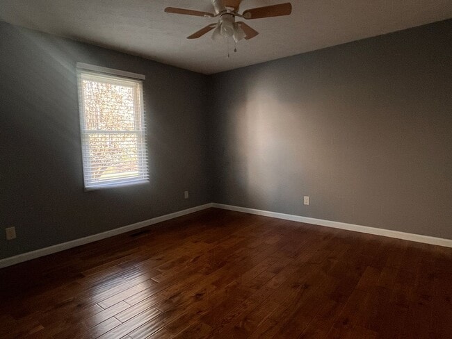 Building Photo - Three Bedroom Home in London, KY