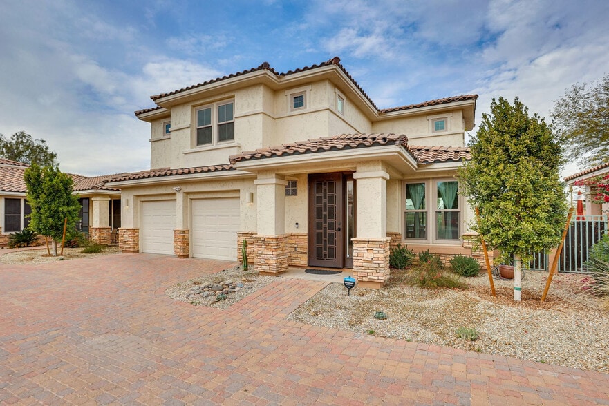 Building Photo - 13716 W Cypress St