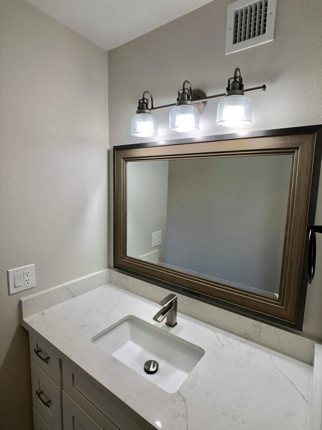 Building Photo - Fully Renovated 2bd/2 bath Scottsdale pati...