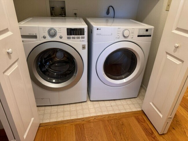Building Photo - Beautiful single level townhome in Pleasant Hill with 2 car attached garage!