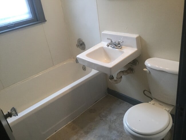 Building Photo - 2 Bedroom Single Family Home