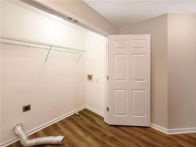 Building Photo - 140 Brook Cir SE