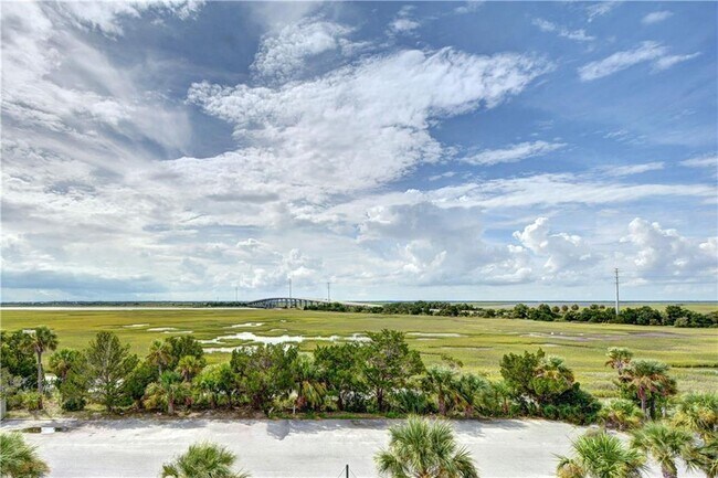 Building Photo - 10 Marina Dr