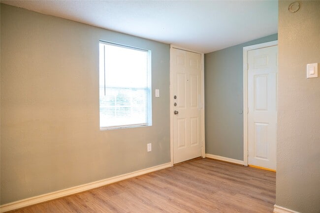 Building Photo - 505 Sikes St