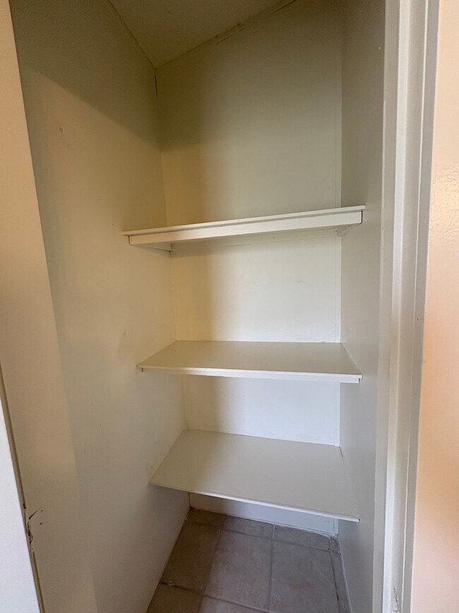 Building Photo - Country home! Private showing only!