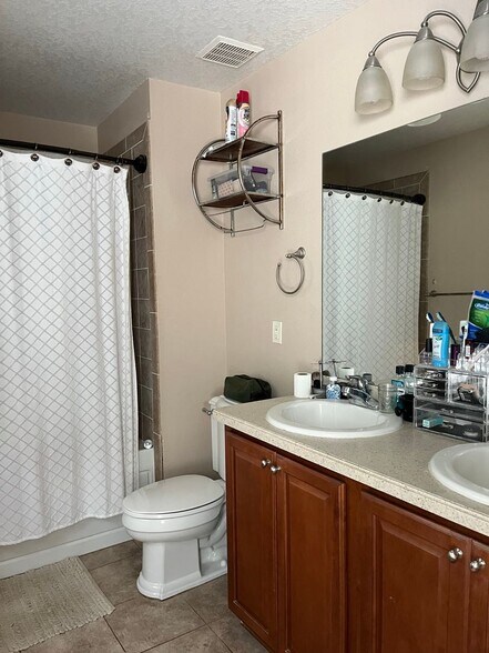 Building Photo - Avalon Park corner end Townhome featuring ...