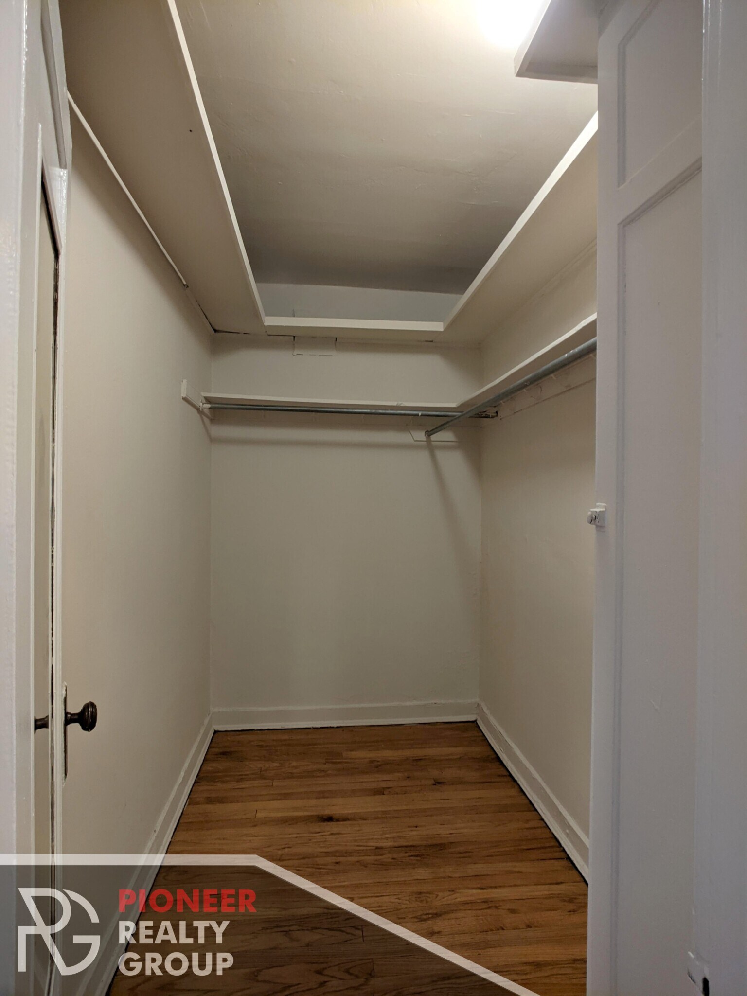 Building Photo - 534 W Cornelia Ave