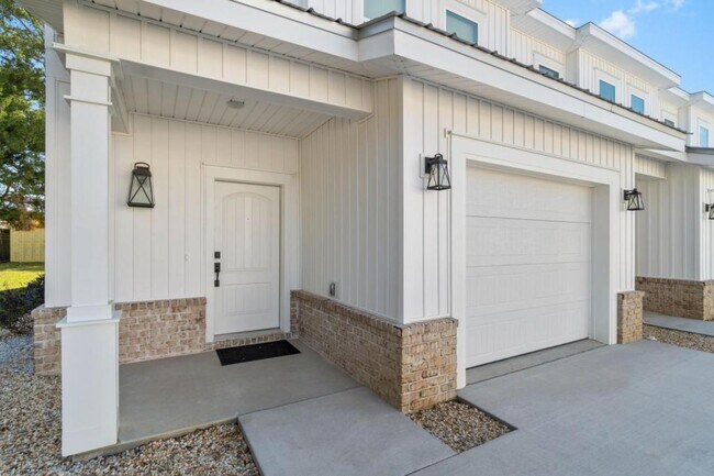 Building Photo - 513 Hill Ln