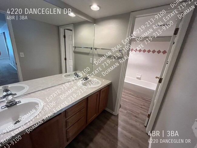 Building Photo - 4220 Danceglen Dr