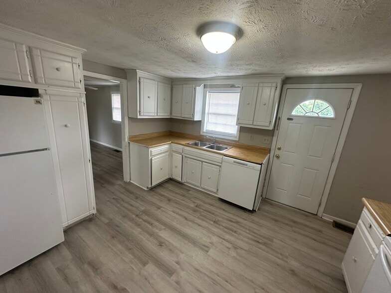 Building Photo - 1612 Alton Station Rd