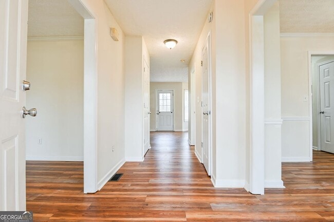 Building Photo - 105 N Oakland Cir