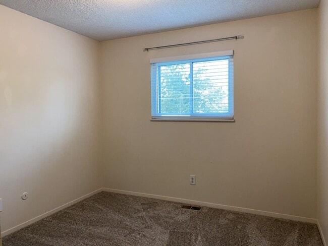 Building Photo - Spacious West-Side Tri-Level Home