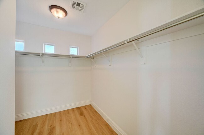 Building Photo - Stunning Northwest three bedroom w/ a loft!