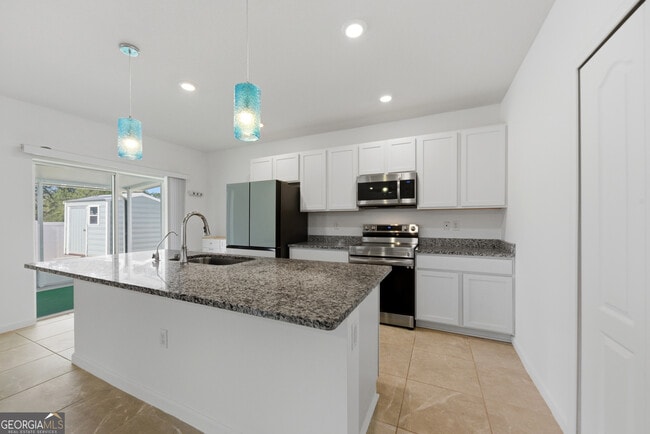 Building Photo - 131 College St