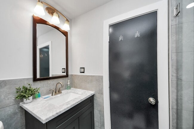 Building Photo - 9715 Riddlewood Ln
