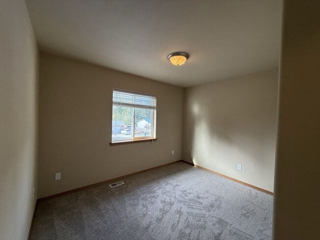 Building Photo - Spacious 5BD/3BTH Everett Home for Lease N...