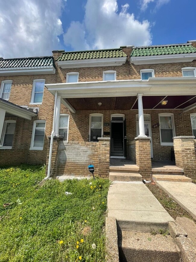 Building Photo - 2 Bedroom + Den Home with Porch, Fenced Yard, and Water Included on Barclay Street