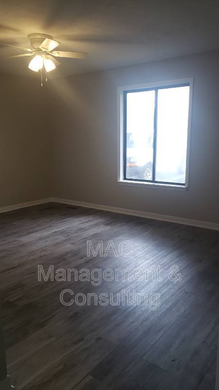 Building Photo - 1550 Lake Villa Cir