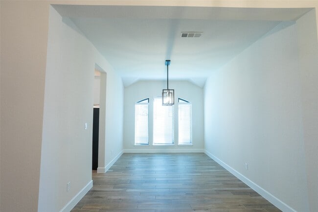 Building Photo - 5445 E Forest Rd