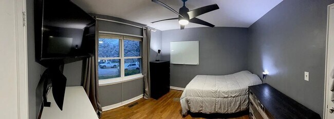 Building Photo - 2525 Miller Park Cir