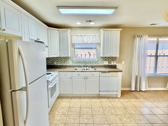 Building Photo - 436 Park Lake Dr