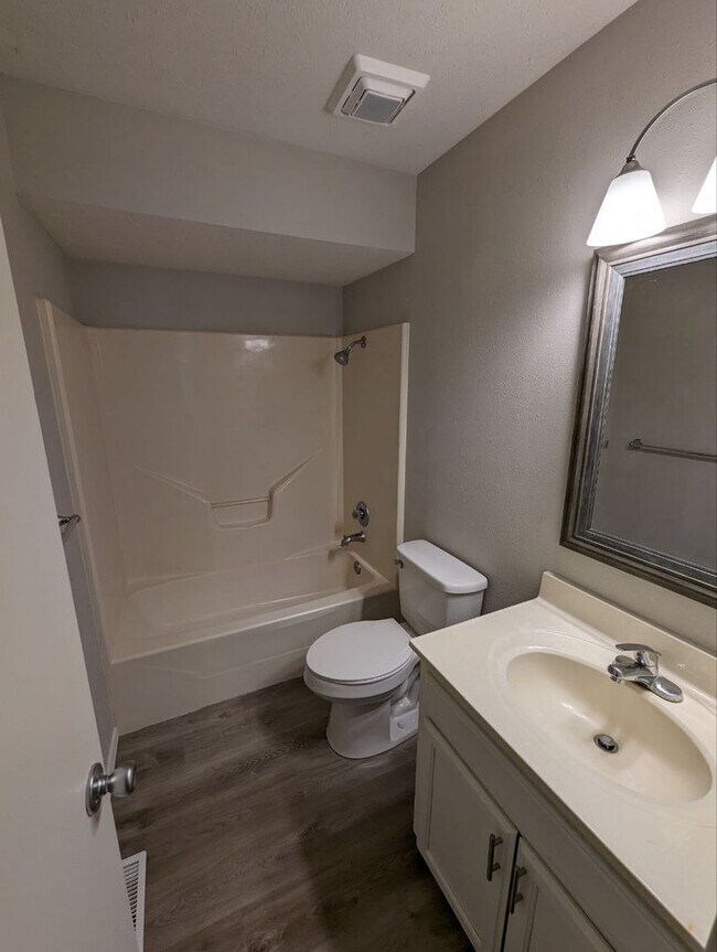 Building Photo - Kickapoo High District w/ Walk-In-Closet