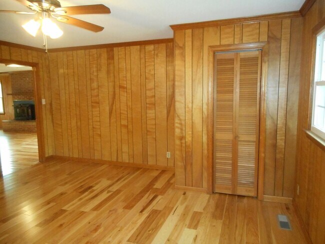 Building Photo - Beautiful 4 Bedroom 2 Bath Ranch Home on India Hook