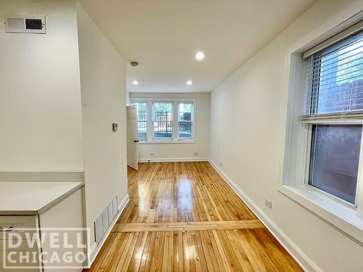 Building Photo - 1851 W Dickens Ave